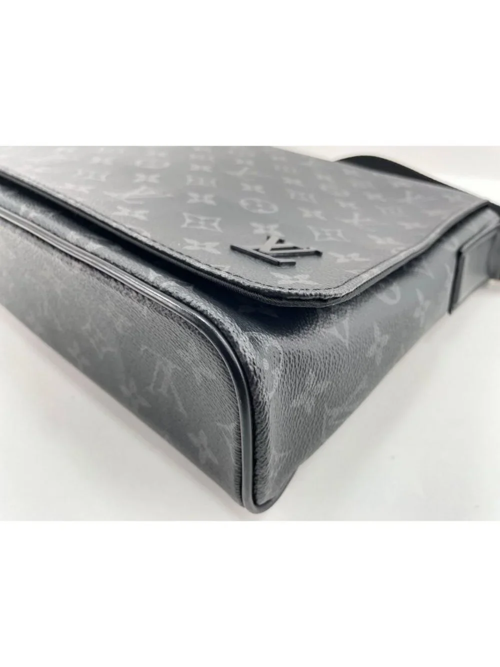 Louis Vuitton Shoulder Bag District
